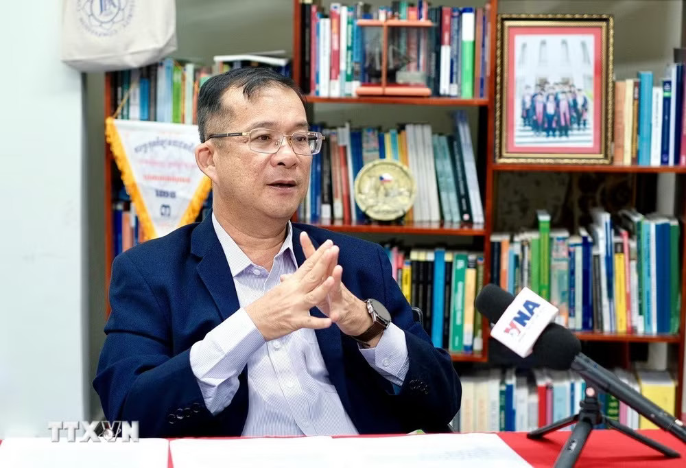 Phó Giáo sư, Tiến sỹ Neak Chandarith trả lời phỏng vấn phóng viên TTXVN. (Ảnh: Quang Anh/TTXVN) ttxvn-vn-cpc-2.jpg