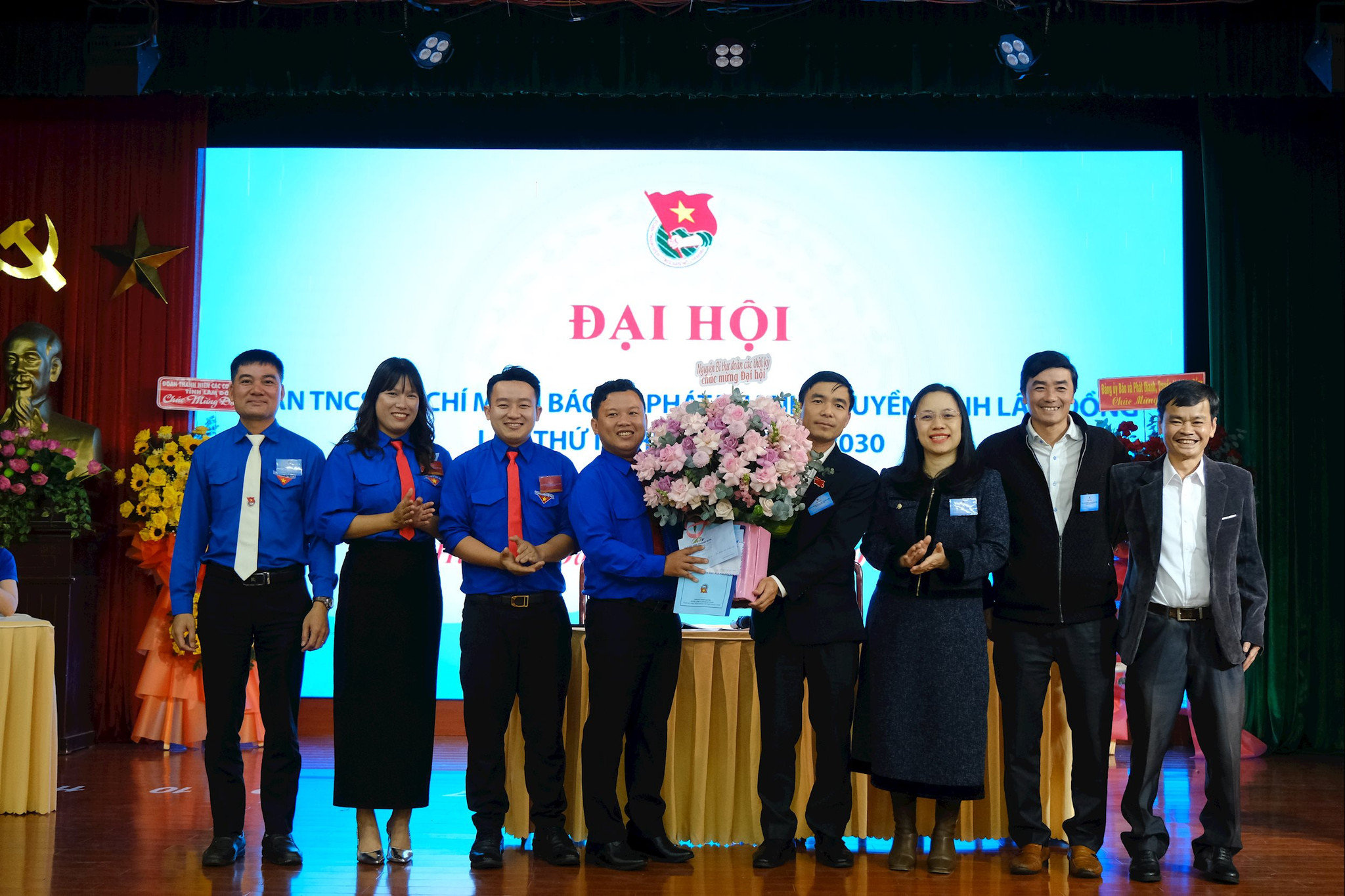 Nguyên Bí thư Đoàn qua các thời kỳ tặng hoa chúc mừng Đại hội