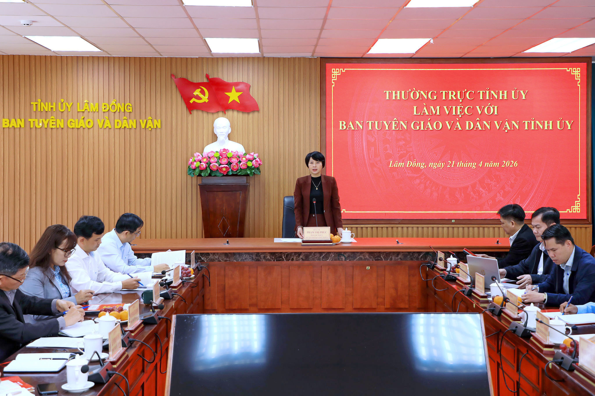 Phó Bí thư Tỉnh ủy, Chủ tịch Ủy ban MTTQ Việt Nam tỉnh Lâm Đồng Phạm Thị Phúc chủ trì buổi làm việc với Ban Tuyên giáo và Dân vận Tỉnh ủy sáng 214