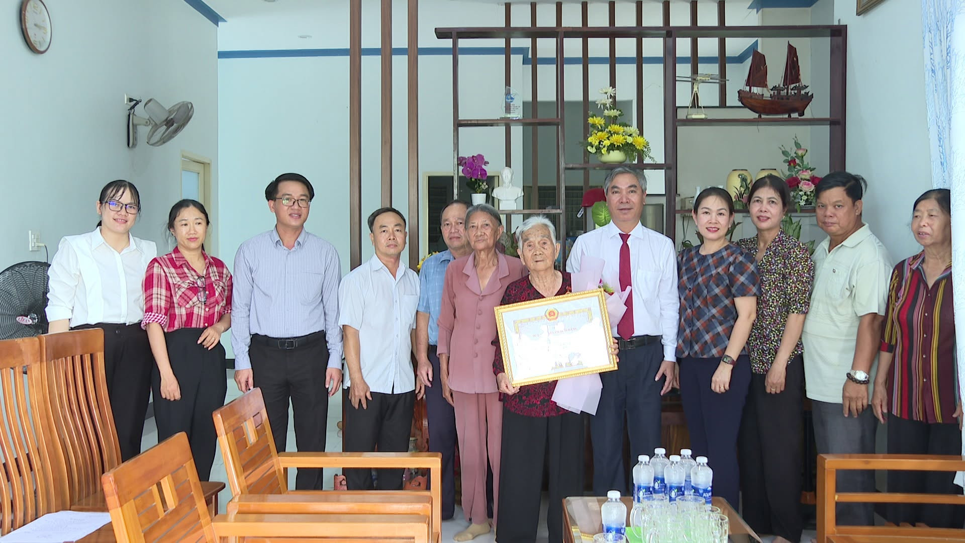 trao huy hiệu 60 năm tuổi Đảng cho đảng viên Nguyễn Thị Quẻ_Sinh năm 1942, sinh hoạt tại chi bộ thôn Lâm Giáo, xã Hàm Thuận.