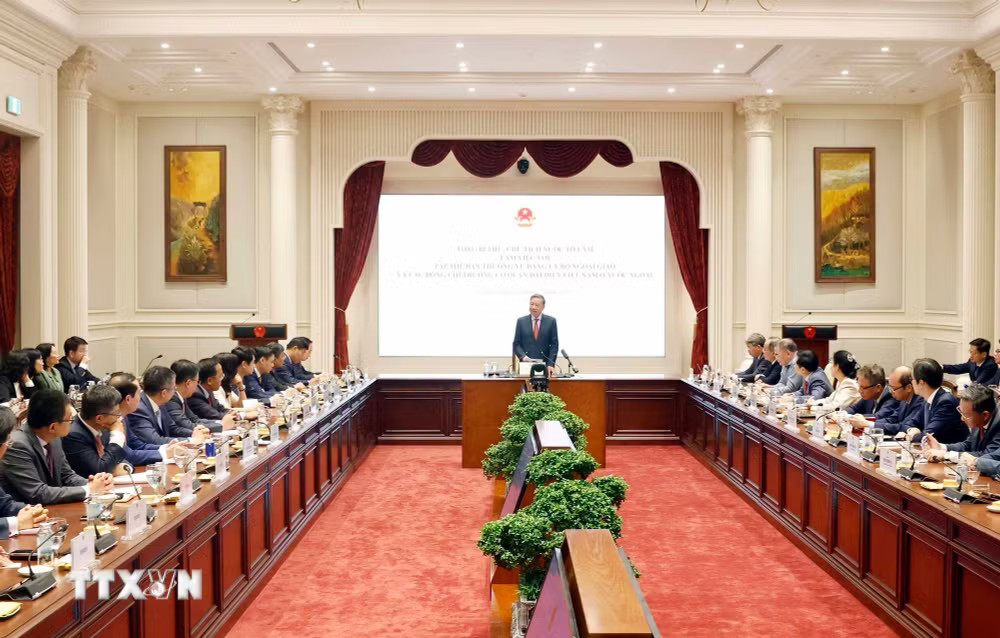 Tổng Bí thư, Chủ tịch nước Tô Lâm chủ trì buổi làm việc với Tập thể Ban Thường vụ Đảng ủy Bộ Ngoại giao và các đồng chí trưởng đoàn Cơ quan đại diện Việt Nam ở nước ngoài. (Ảnh: Thống Nhất/TTXVN) ttxvn-tong-bi-thu-chu-tich-nuoc-to-lam-chu-tri-buoi-lam-viec-voi-tap-the-ban-thuong-vu-dang-uy-bo-ngoai-giao-va-cac-dong-chi-truong-doan-co-quan-d-8926079-4.jpg