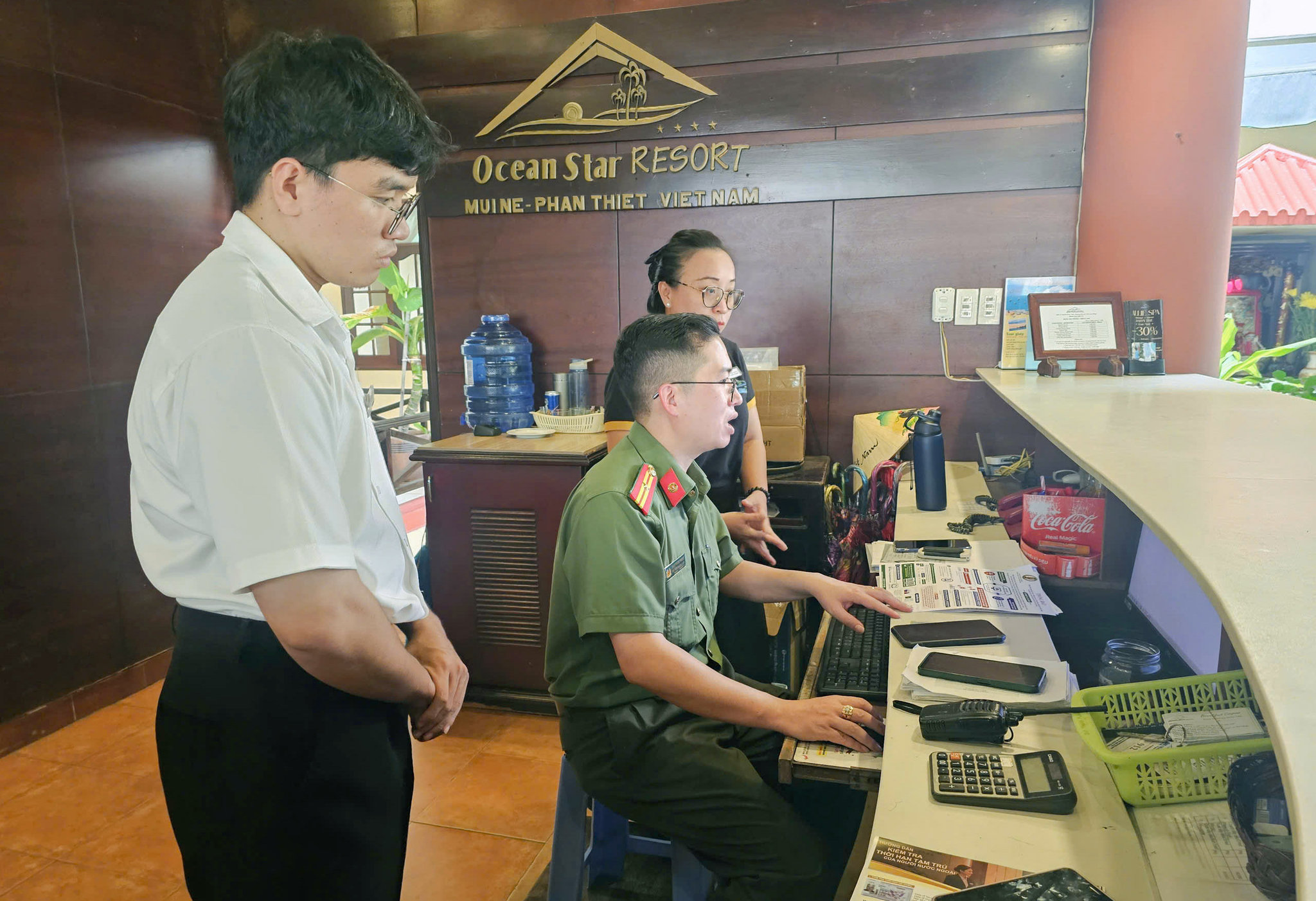 1. Cán bộ Phòng Quản lý xuất nhập cảnh hướng dẫn cơ sở lưu trú sử dụng hệ thống khai báo tạm trú mới. Ảnh Lê Tiến
