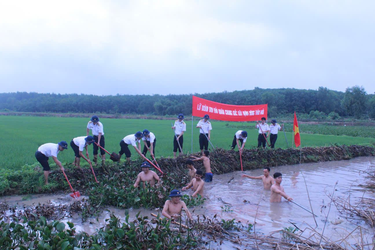 4. Cán bộ, chiến sĩ Lữ đoàn 681 tổ chức khơi thông kênh mương nội đồng tại xã Đức Chính