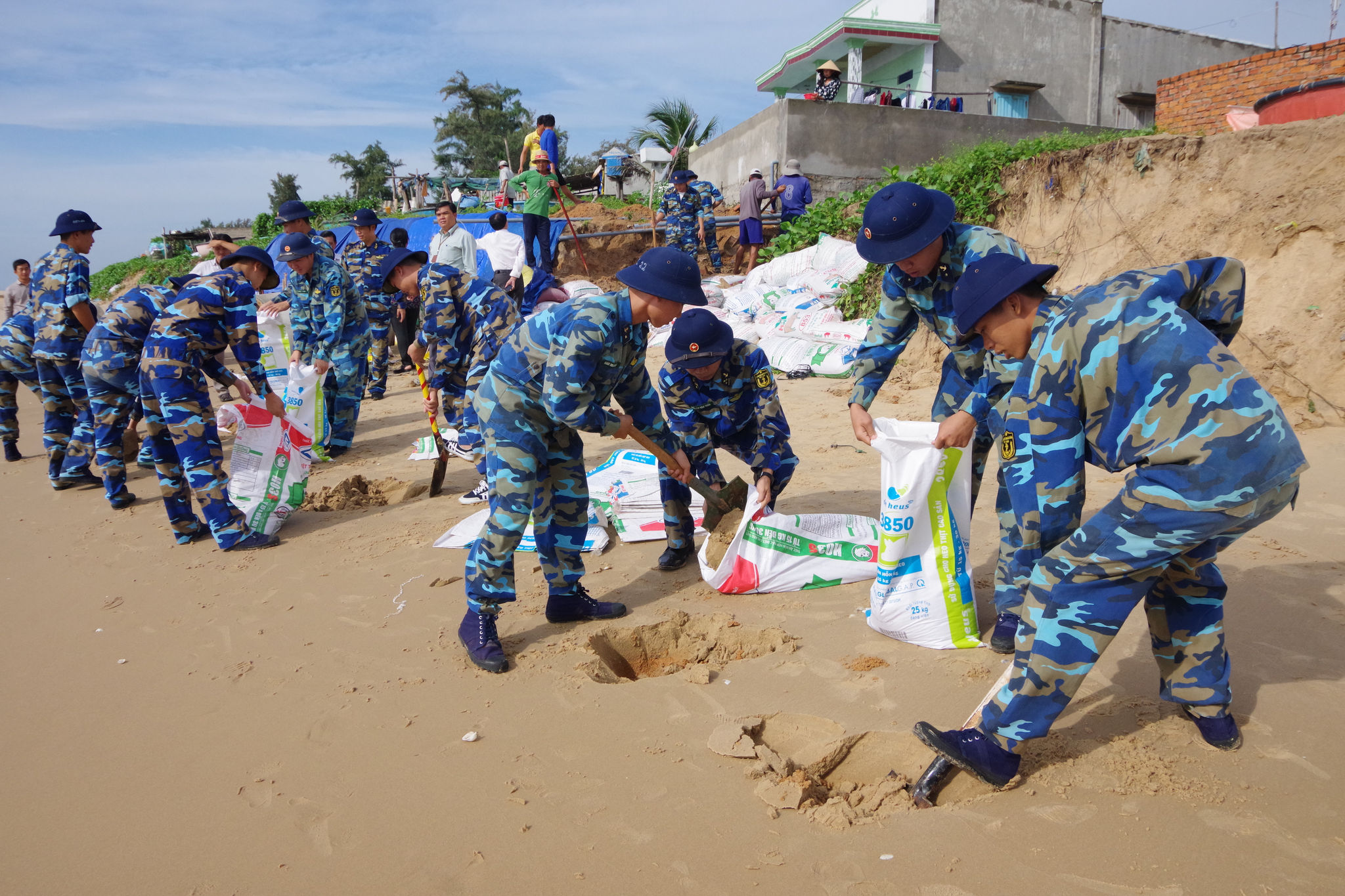 6. Cán bộ chiến sỹ Lữ đoàn tên lửa bờ 681 Hải quân giúp nhân dân xã Tiến Thành – TP Phan Thiết chống biển xâm thực