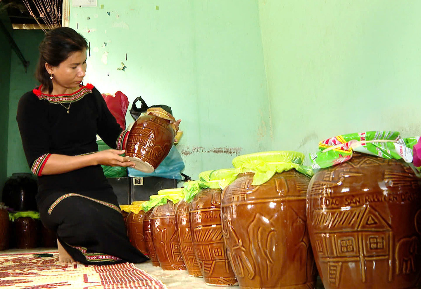 cac-thanh-vien-trong-to-nau-ruou-can-o-xa-phan-son-van-deu-dan-cham-soc-tung-che-ruou-nhu-cham-soc-chinh-mot-phan-ky-uc-cua-minh.jpg