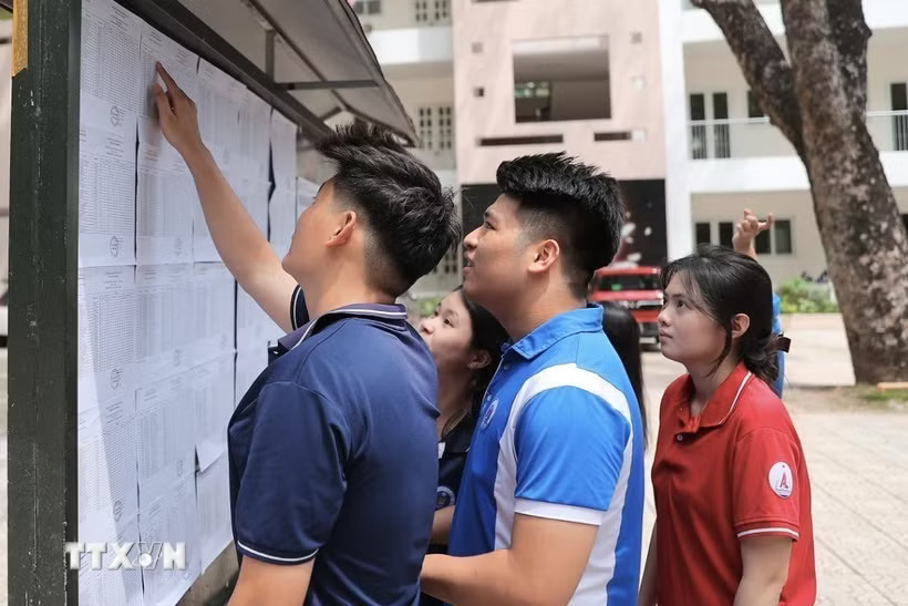 Thí sinh đến làm thủ tục tại điểm thi. (Ảnh: Minh Quyết/TTXVN)