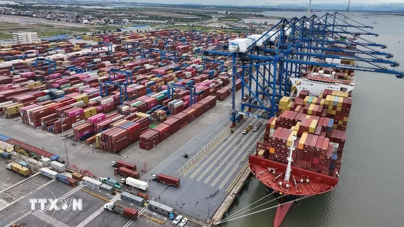 Bốc xếp hàng hóa xuất khẩu ở cảng Container Quốc tế Hải Phòng. (Ảnh: Vũ Sinh/TTXVN)