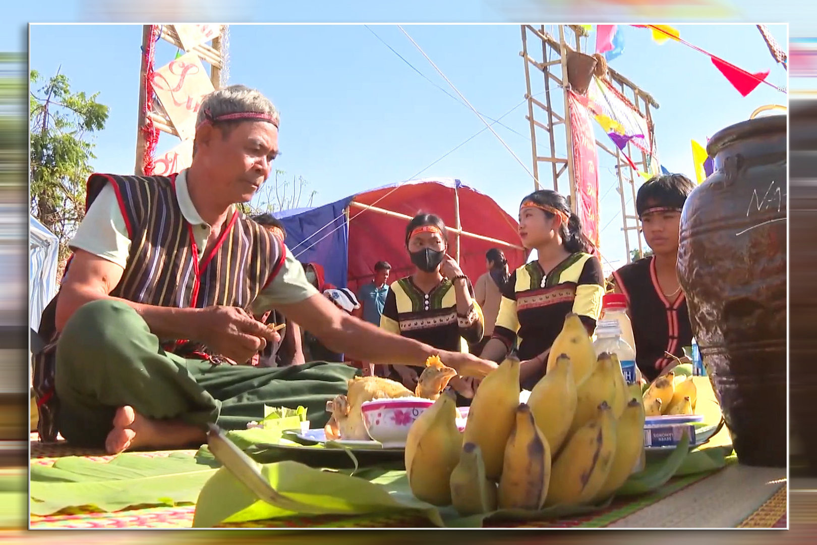 According to Raglai customs and traditions, ruou can is an indispensable offering in every ceremonial ritual, reflecting the community's deep-rooted spiritual beliefs and cultural identity.