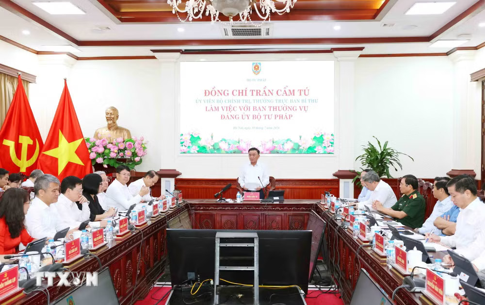 ttxvn-thuong-truc-ban-bi-thu-tran-cam-tu-lam-viec-voi-ban-thuong-vu-dang-uy-bo-tu-phap-1.jpg