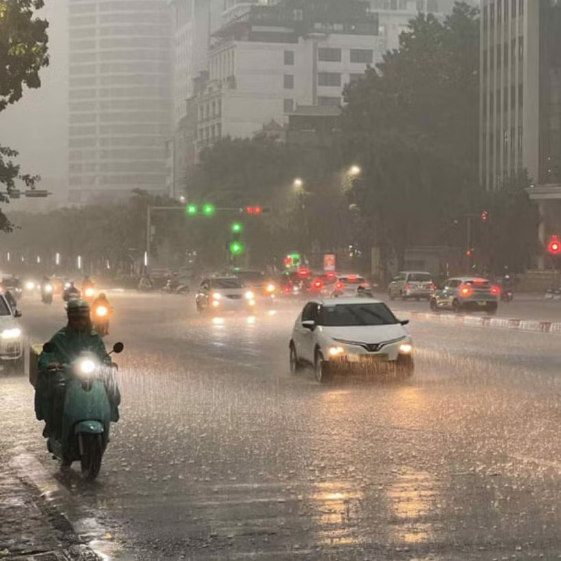 Hà Nội có lúc có mưa rào và dông, trong mưa dông có khả năng xảy ra lốc, sét, gió mạnh. (Nguồn: Vietnam+)