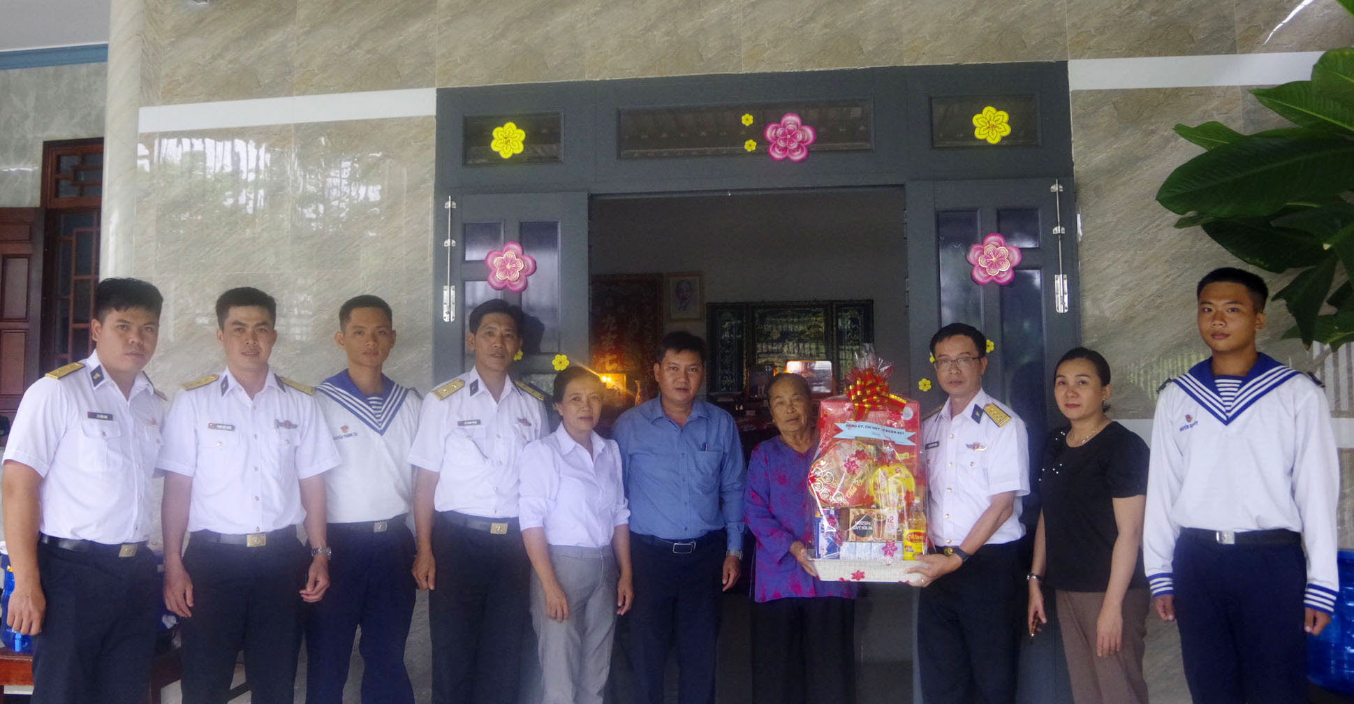 10.-lu-doan-681-tham-tang-qua-gia-dinh-chinh-sach-tren-dia-ban-dong-quan.jpg