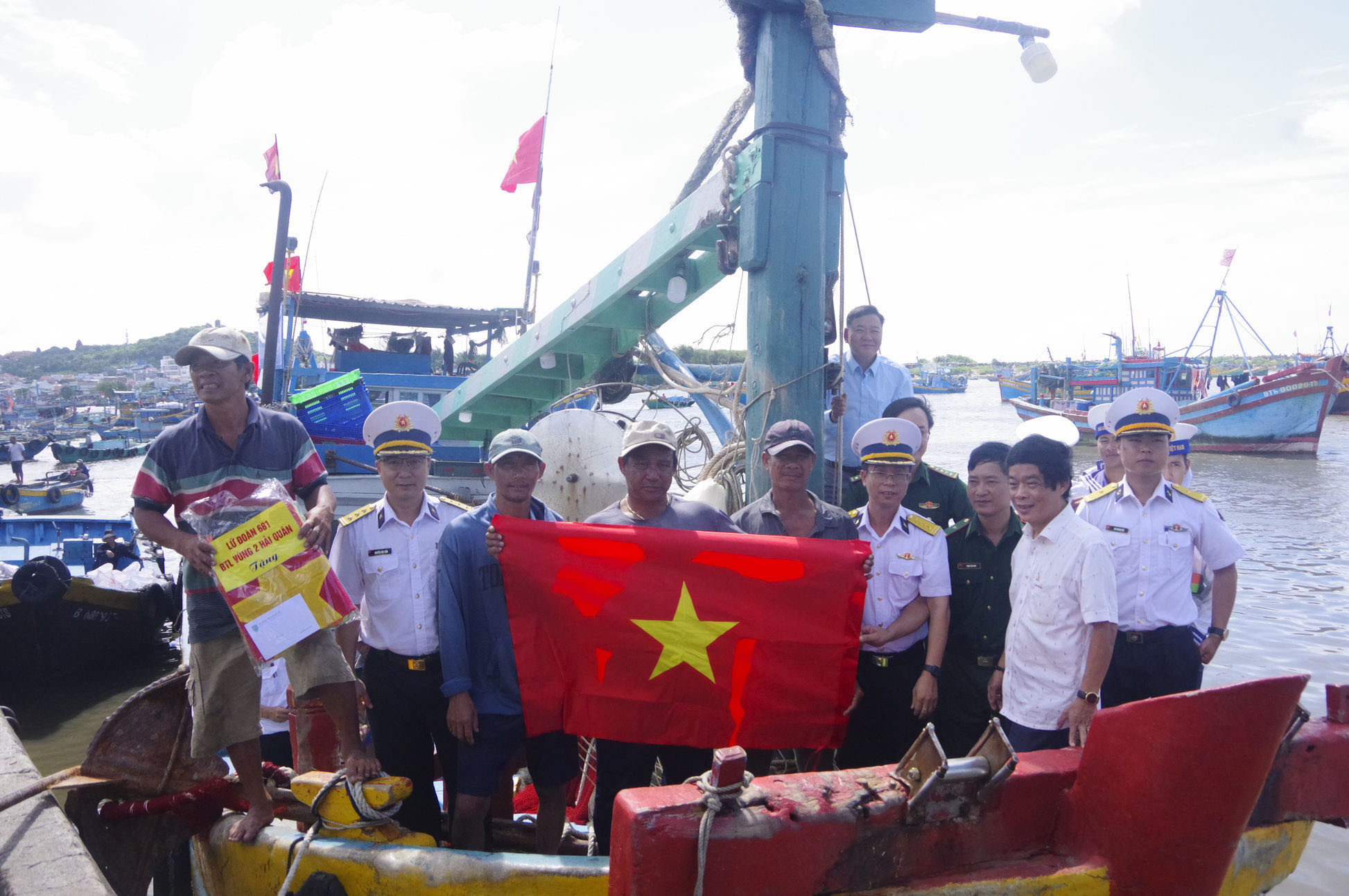 3.-lu-doan-681-thuc-hien-chuong-trinh-hai-quan-lam-diem-tua-cho-ngu-dan-vuon-khoi-bam-bien-.jpg