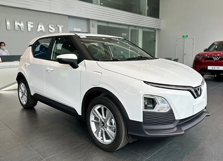 Đầu xe VinFast VF 5 với dải mạ chrome tạo hình cánh chim đặc trưng