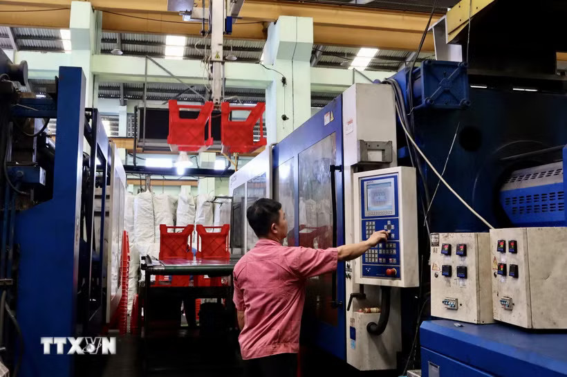 Ứng dụng tự động hóa vào sản xuất tại Công ty Đại Đồng Tiến giúp doanh nghiệp nâng cao năng suất, tiết kiệm chi phí nhân công. (Ảnh: Xuân Anh/TTXVN)