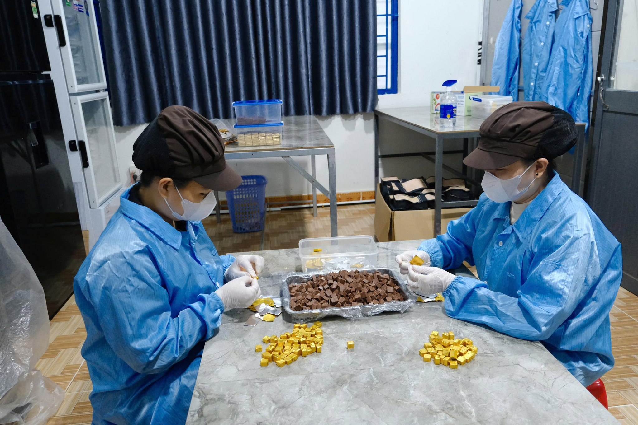 Đóng gói các sản phẩm chocolate tại Bản Ca cao