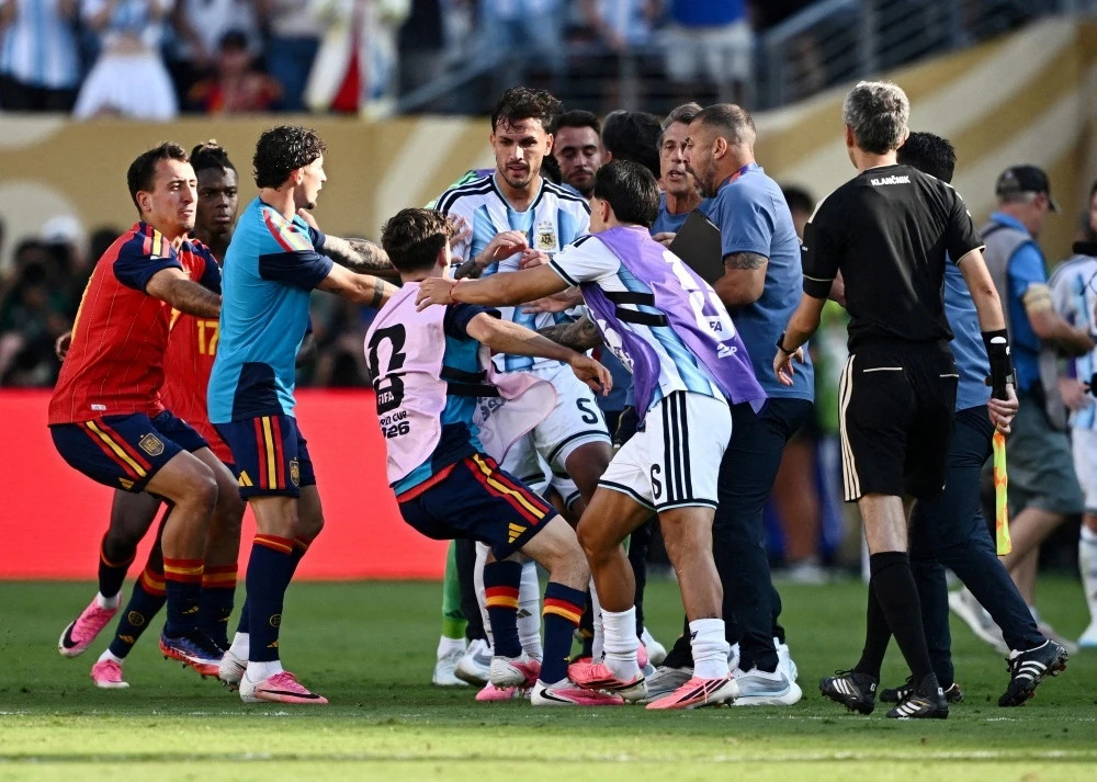 Paredes cùng một số cầu thủ Argentina bị điều tra kỷ luật