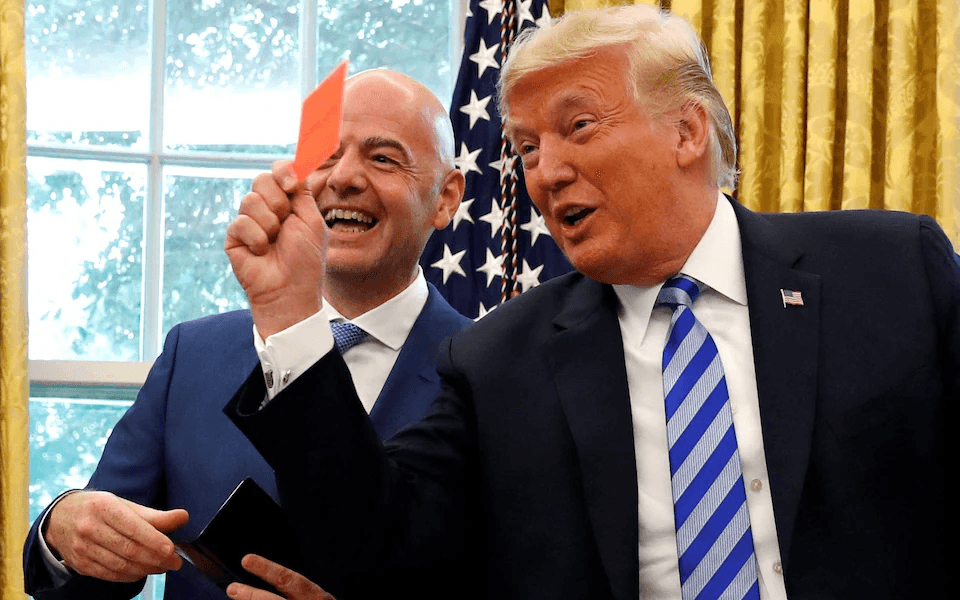 Infantino (trái) đang cầu cứu Tổng thống Trump (phải) để giữ ghế chủ tịch FIFA