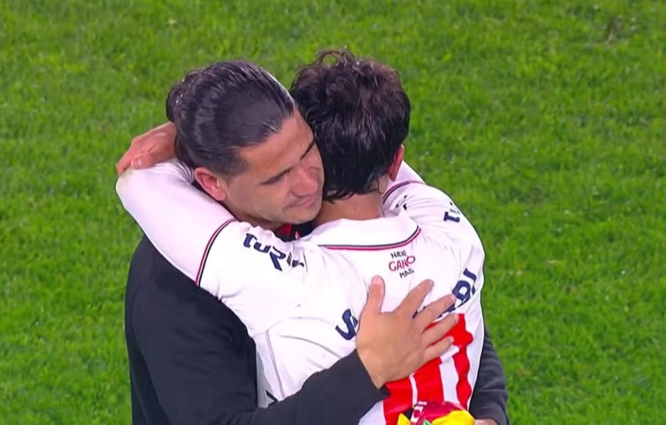 Jonathan Dos Santos ôm con trai Agustin sau trận đấu