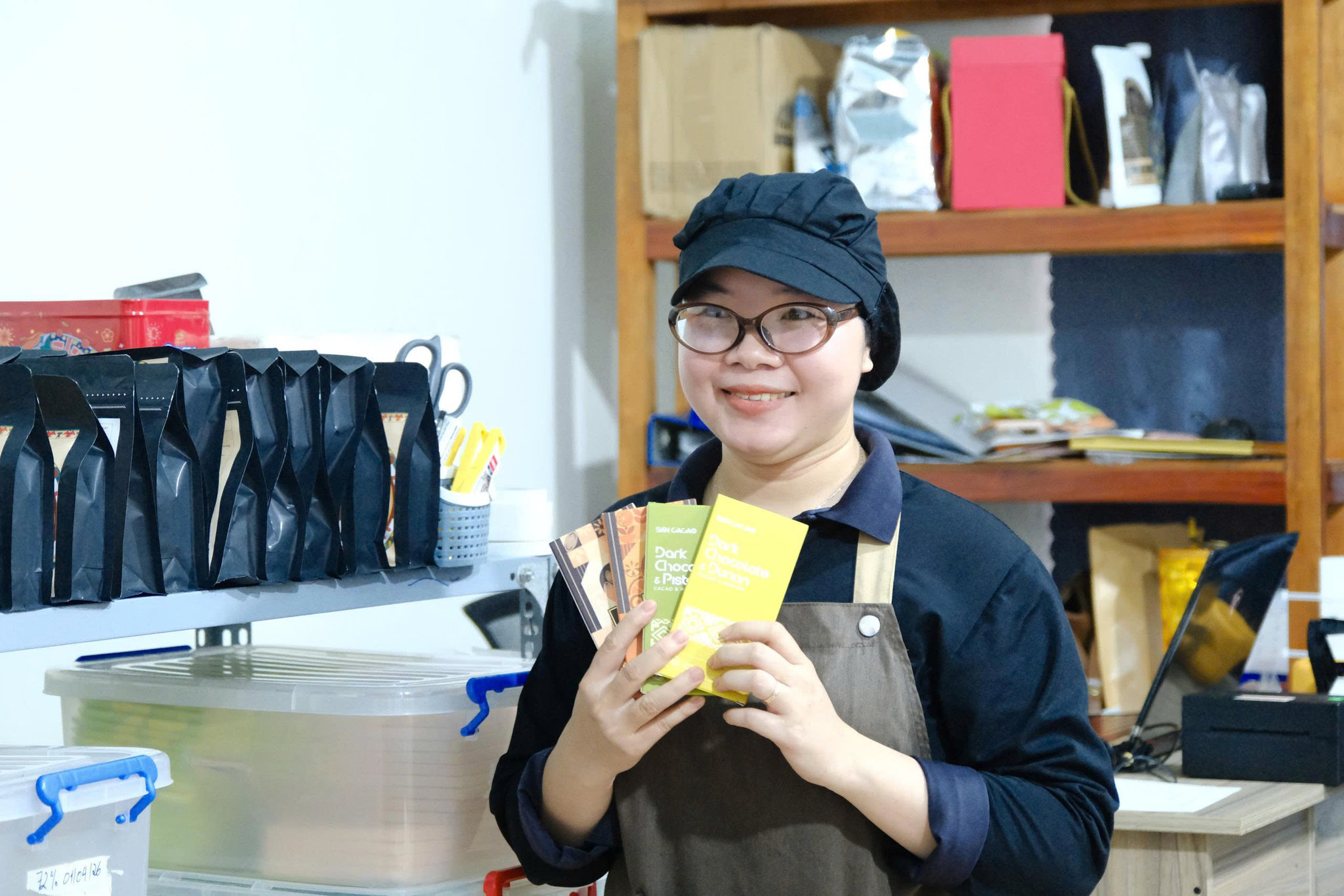 Lương Thị Duyên với các sản phẩm chocolate của công ty TNHH Bản Ca cao