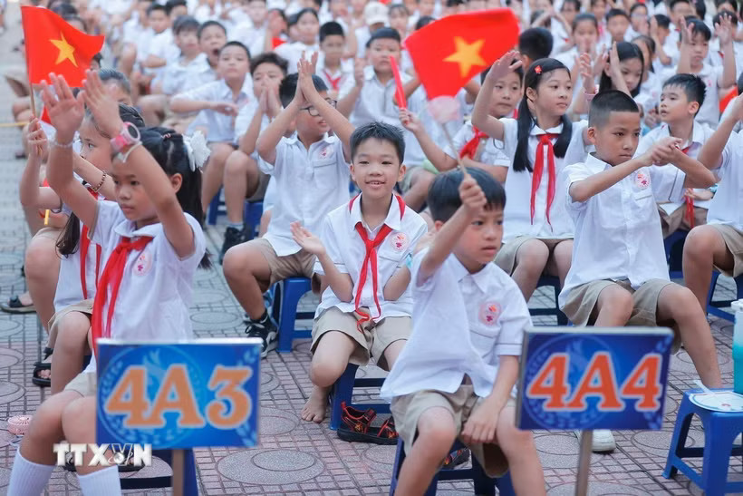 Học sinh dự khai giảng năm học mới. (Ảnh: Minh Quyết/TTXVN)