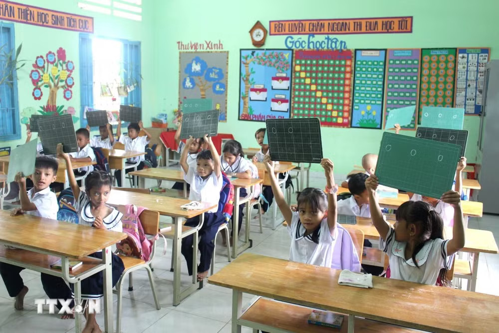 Các lớp tăng cường tiếng Việt ở Lâm Đồng giúp trẻ làm quen với tiếng Việt, nền nếp học tập và kỹ năng giao tiếp trước khi vào lớp 1. (Ảnh: Hồng Hiếu/TTXVN) ttxvn-lam-dong-tieng-viet3.jpg