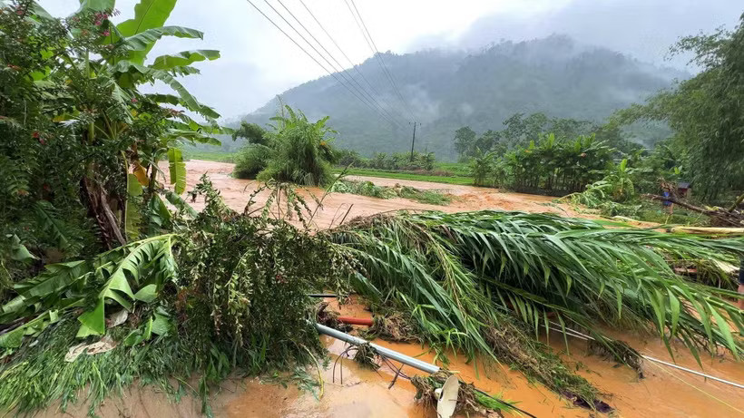 Nước lũ ở xã Xuân Giang (Tuyên Quang) dâng cao, cuốn theo nhiều cây cối và vật dụng. (Ảnh: Minh Tâm/TTXVN)