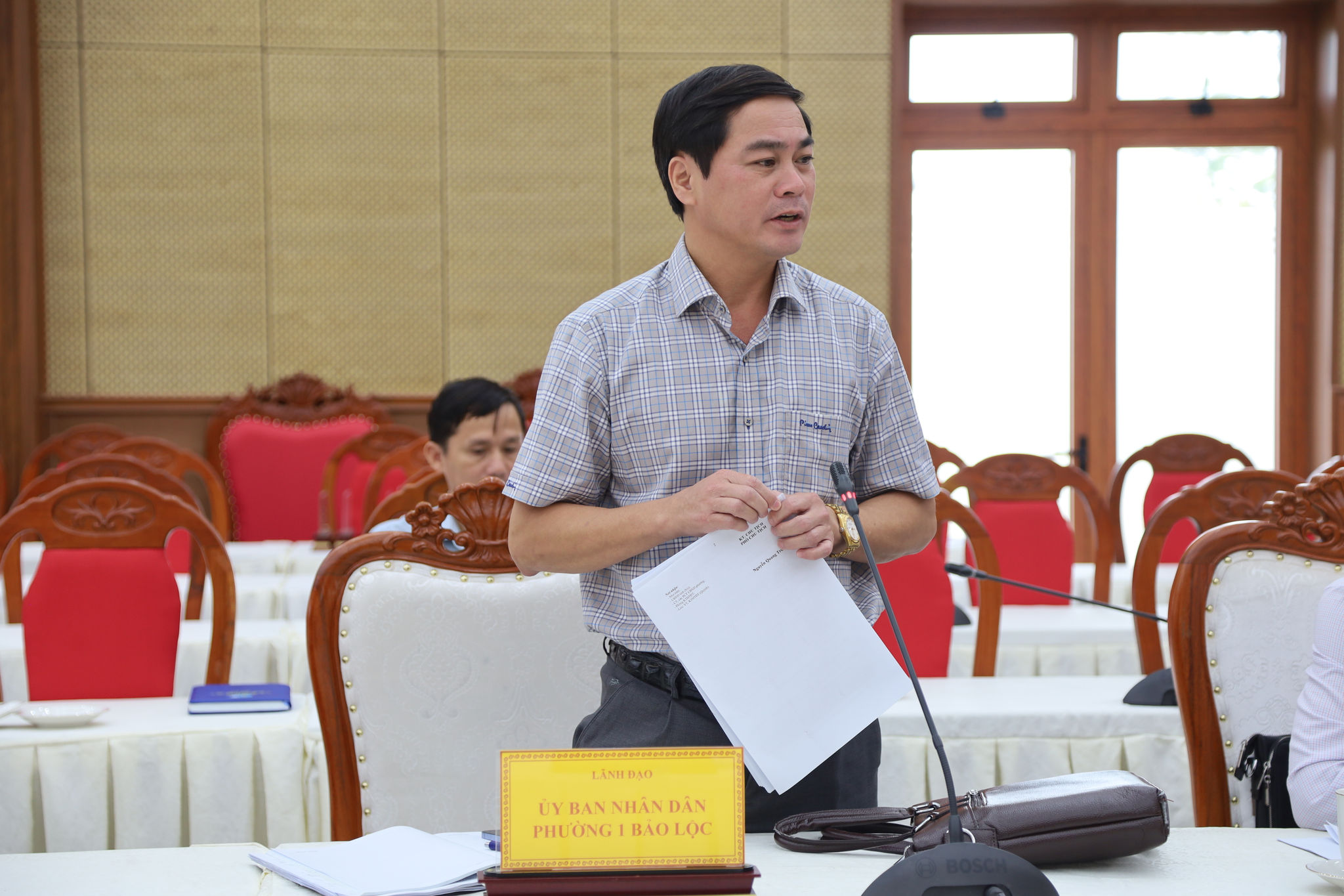 Phó Chủ tịch UBND phường 1 Bảo Lộc Nguyễn Quang Trung trao đổi các thông tin liên quan về tiến độ dự án bệnh viện trên địa bàn