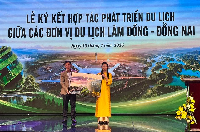 Phó giám đốc Trung tâm XTĐTTMDL Lâm Đồng Nguyễn Linh Vũ trao quà lưu niệm cho Phó giám đốc phụ trách Trung tâm XTĐTTMDL thành phố Đồng Nai Trần Thị Thu Trang;