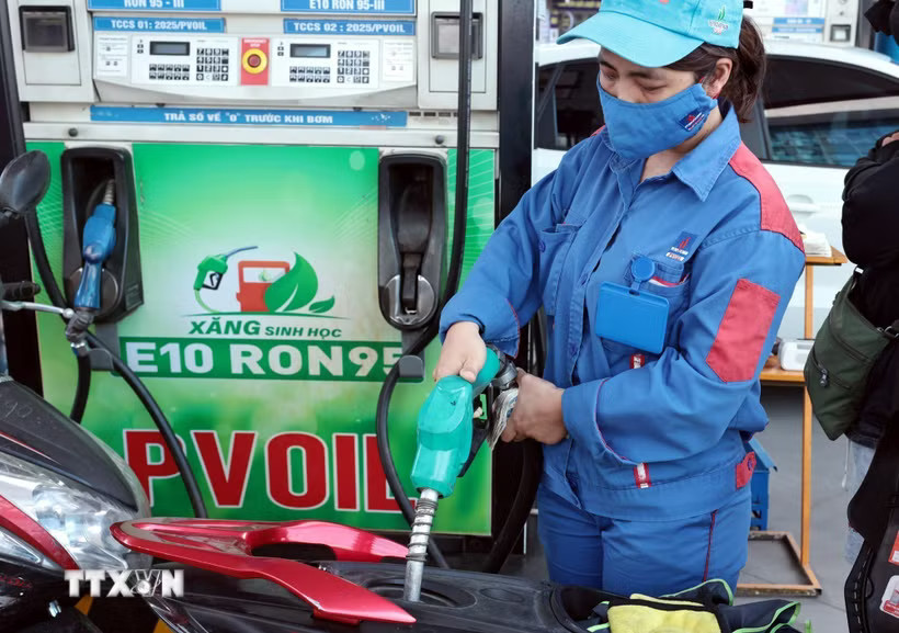 Xăng sinh học E10 bán tại cửa hàng kinh doanh xăng dầu PVOIL trên phố Thái Thịnh, Hà Nội. (Ảnh: Trần Việt/TTXVN)