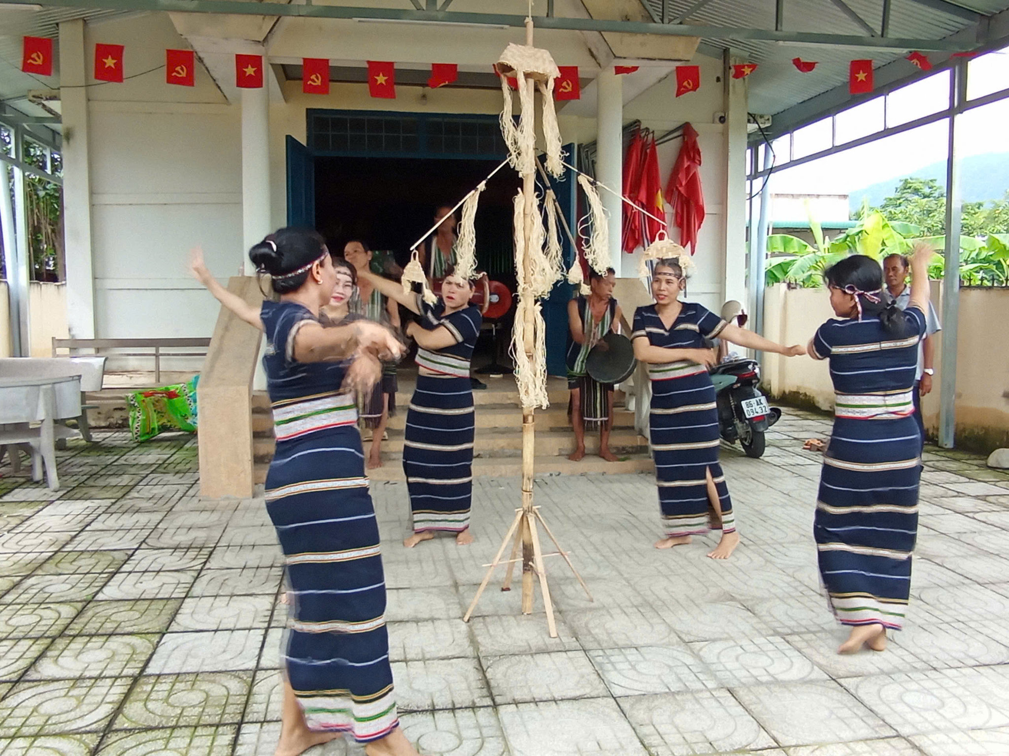 Điệu múa cúng đầu lúa của người Cơ Ho thôn Măng Tố, xã Bắc Ruộng
