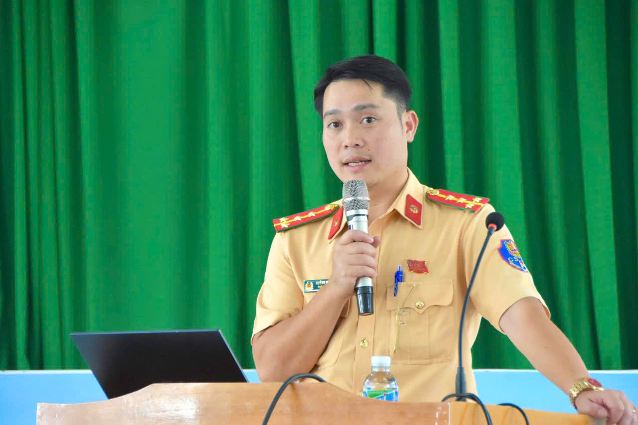 Đại úy Huỳnh Minh Xin, Phó Đội trưởng Đội Phó Đội trưởng Đội Cảnh sát đường thủy số 1, Phòng Cảnh sát giao thông tuyên truyền pháp luật cho nhân dân
