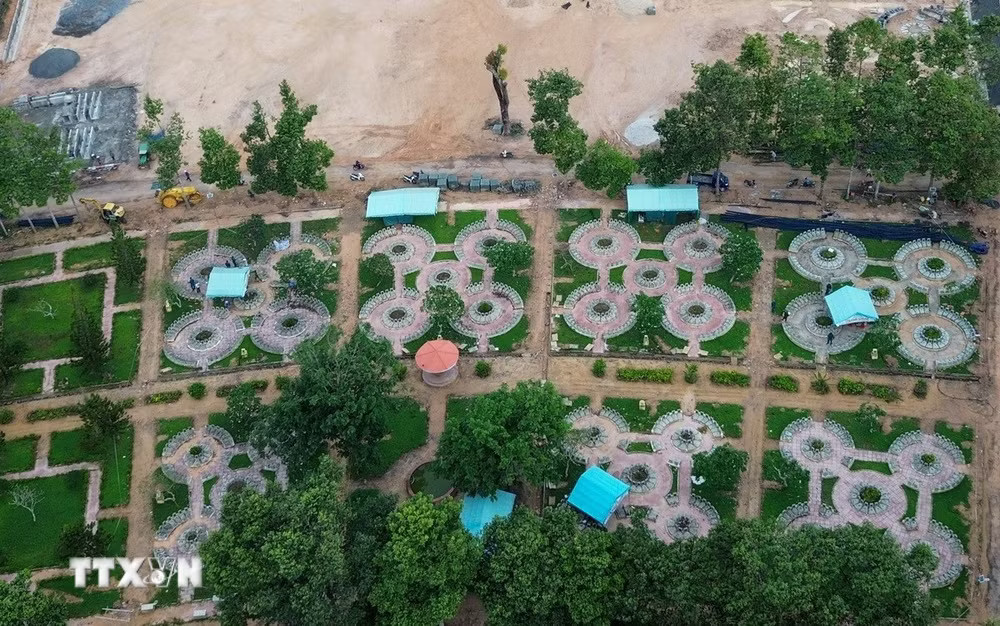 Những ngôi mộ liệt sỹ chưa xác định được thông tin tại Nghĩa trang liệt sỹ Đồi 82 (xã Tân Biên, tỉnh Tây Ninh) đang khẩn trương triển khai lấy mẫu ADN phục vụ xác định danh tính các anh hùng liệt sỹ. (Ảnh: Giang Phương/TTXVN) ttxvn-chien-dich-500-ngay-dem-tay-ninh-4.jpg