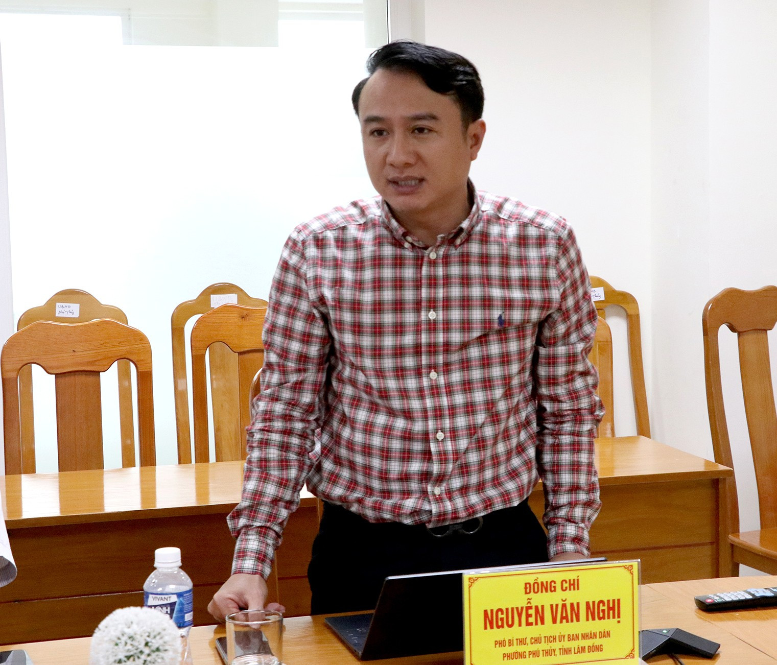 Chủ tịch UBND phường Phú Thủy Nguyễn Văn Nghị báo cáo tại buổi làm việc