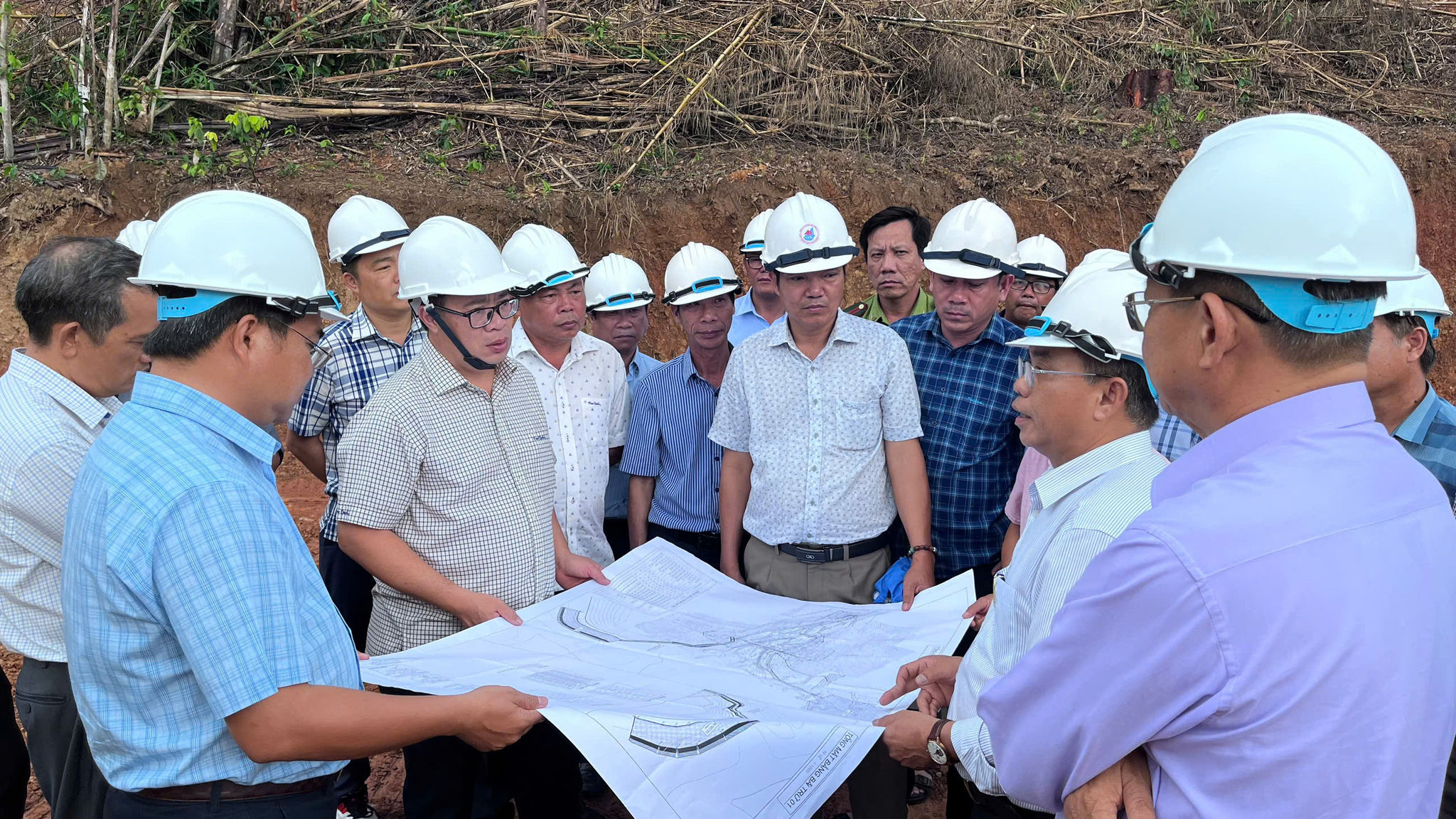 Đồng chí Phó Chủ tịch UBND tỉnh Nguyễn Ngọc Phúc nghe chủ đầu tư và các sở, ngành báo cáo, đề xuất một số nội dung để đẩy nhanh tiến độ dự án