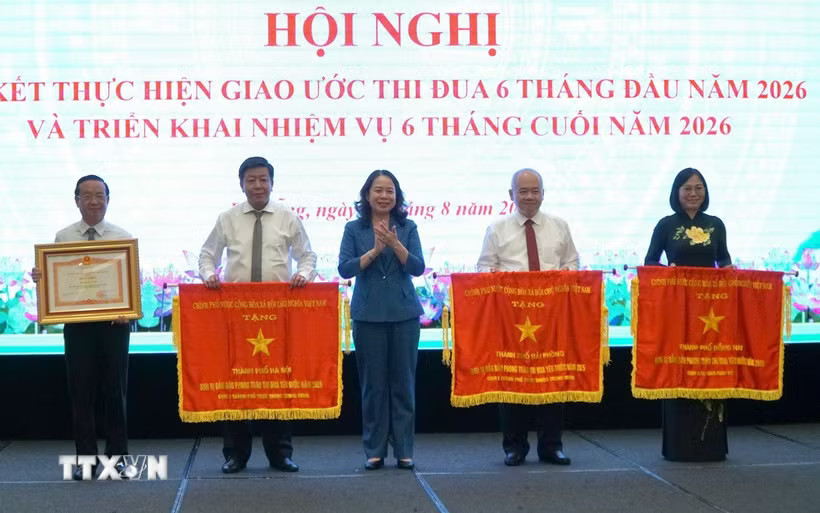 Phó Chủ tịch nước Võ Thị Ánh Xuân (đứng giữa) trao Cờ thi đua của Chính phủ và Bằng khen của Thủ tướng Chính phủ cho các thành phố có thành tích xuất sắc trong phong trào thi đua năm 2025. (Ảnh: Quốc Dũng/TTXVN)