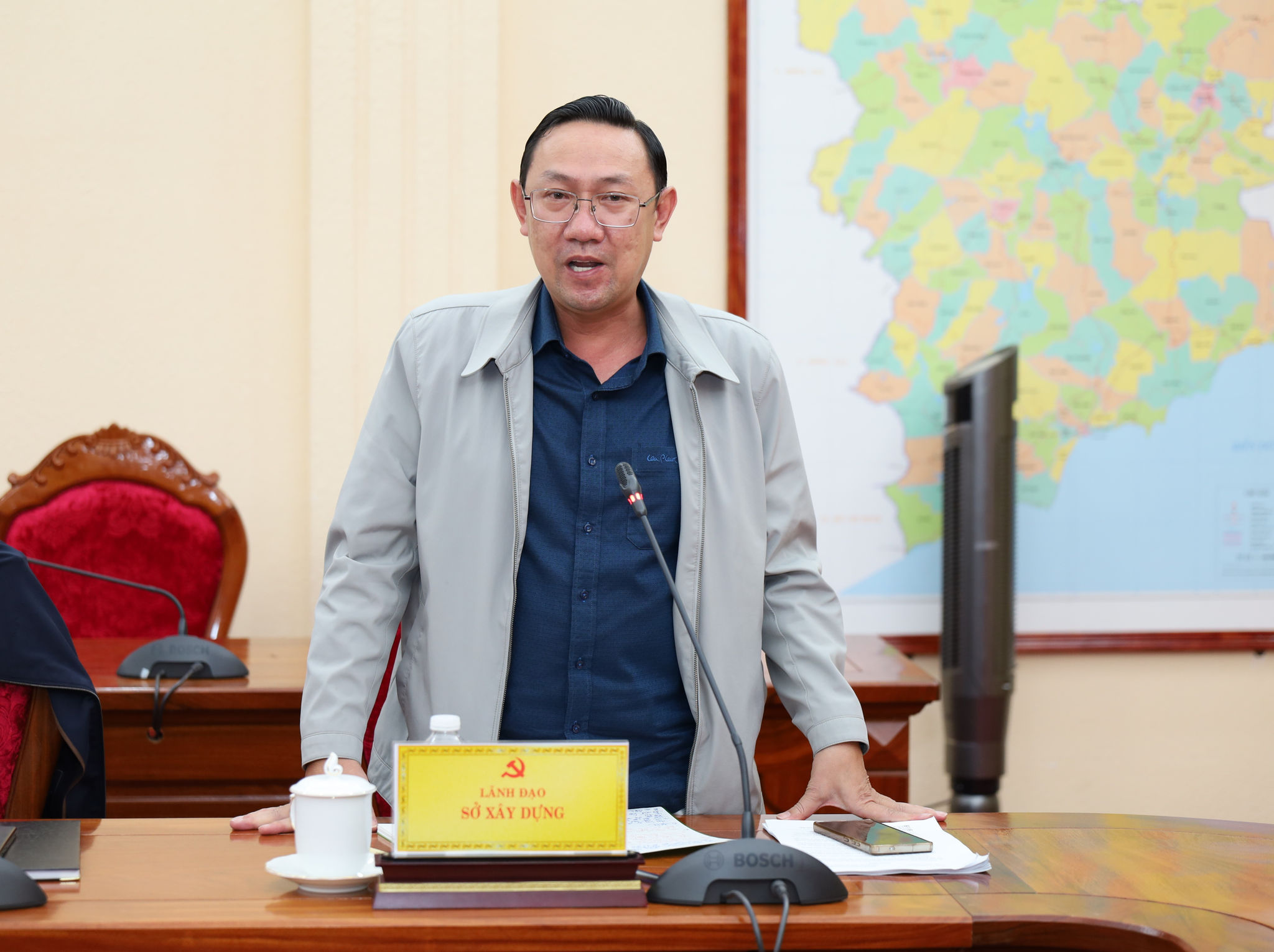 Ông Bùi Trường Sơn, Phó Giám đốc Sở Xây dựng báo cáo tại buổi làm việc
