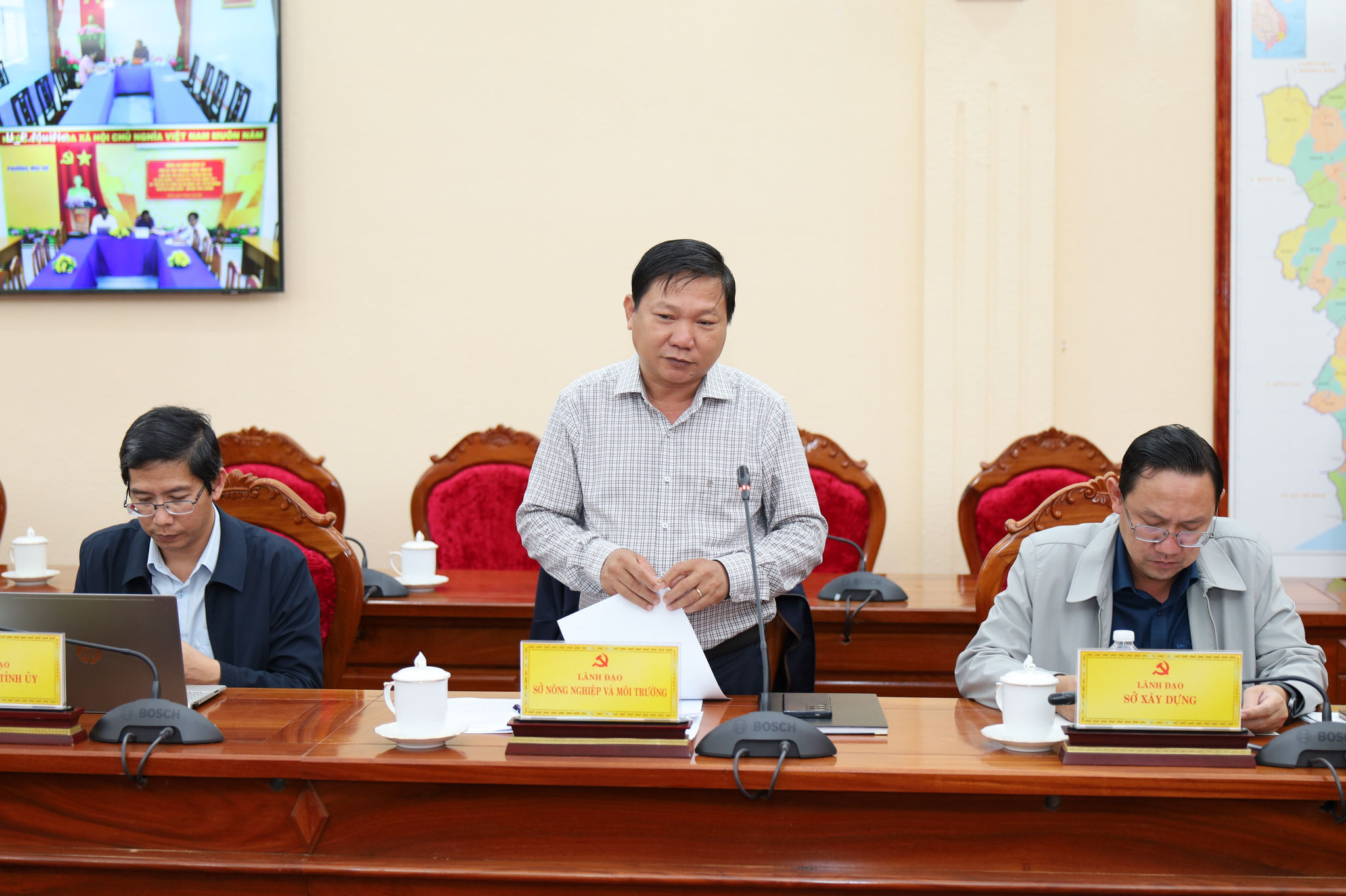 Ông Huỳnh Duy Khôi, Phó Giám đốc Sở Nông nghiệp và Môi trường báo cáo tại buổi làm việc