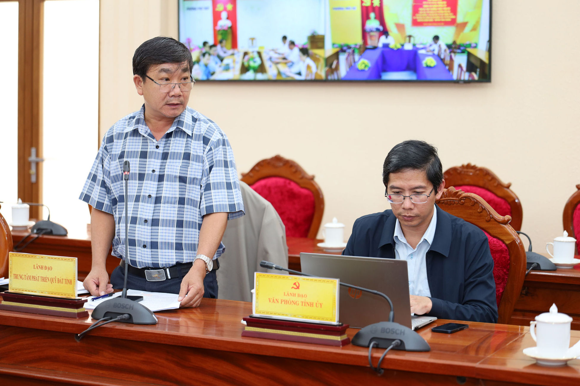 ong-tran-tuan-kiet-pho-giam-doc-trung-tam-phat-trien-quy-dat-tinh-bao-cao-tai-buoi-lam-viec(1).jpg