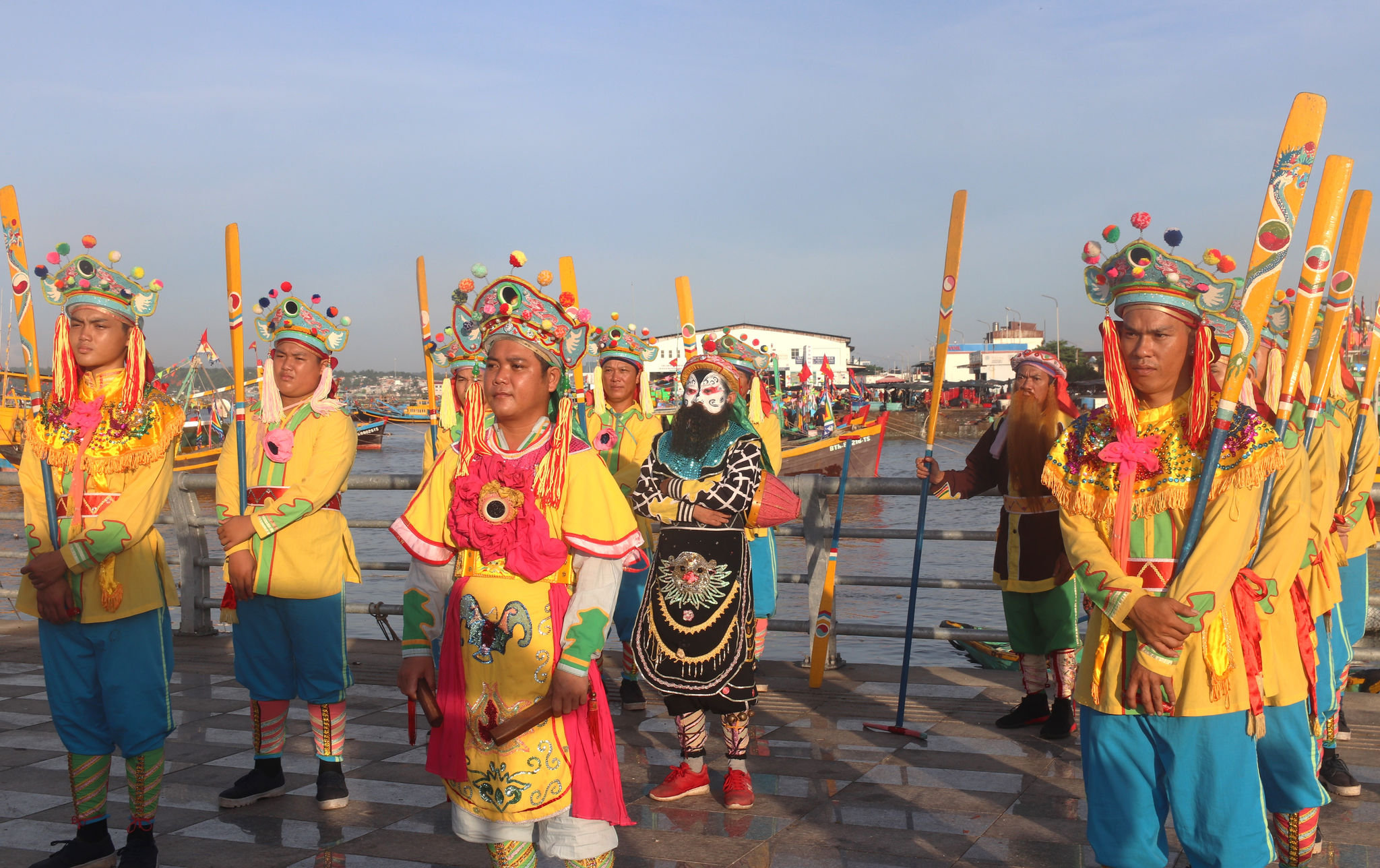 cac-thanh-vien-trong-doi-cheo-ba-trao-tai-le-hoi-cau-ngu-cac-van-chai-phuong-phan-thiet.jpg