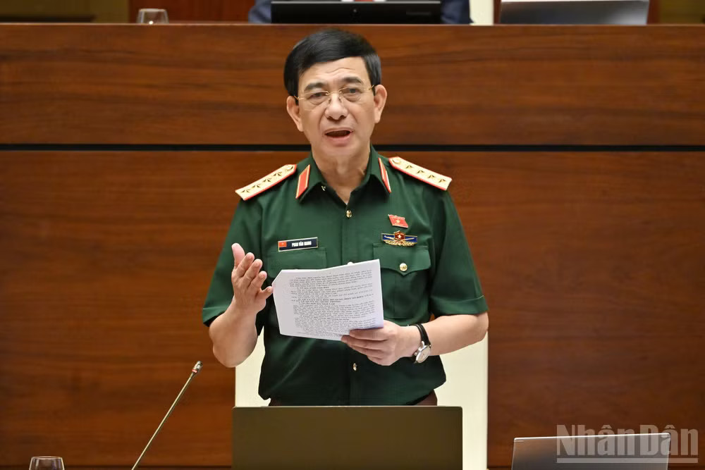 Bộ trưởng Quốc phòng Phan Văn Giang phát biểu giải trình tại phiên thảo luận. ndo_br_chi-9170.jpg