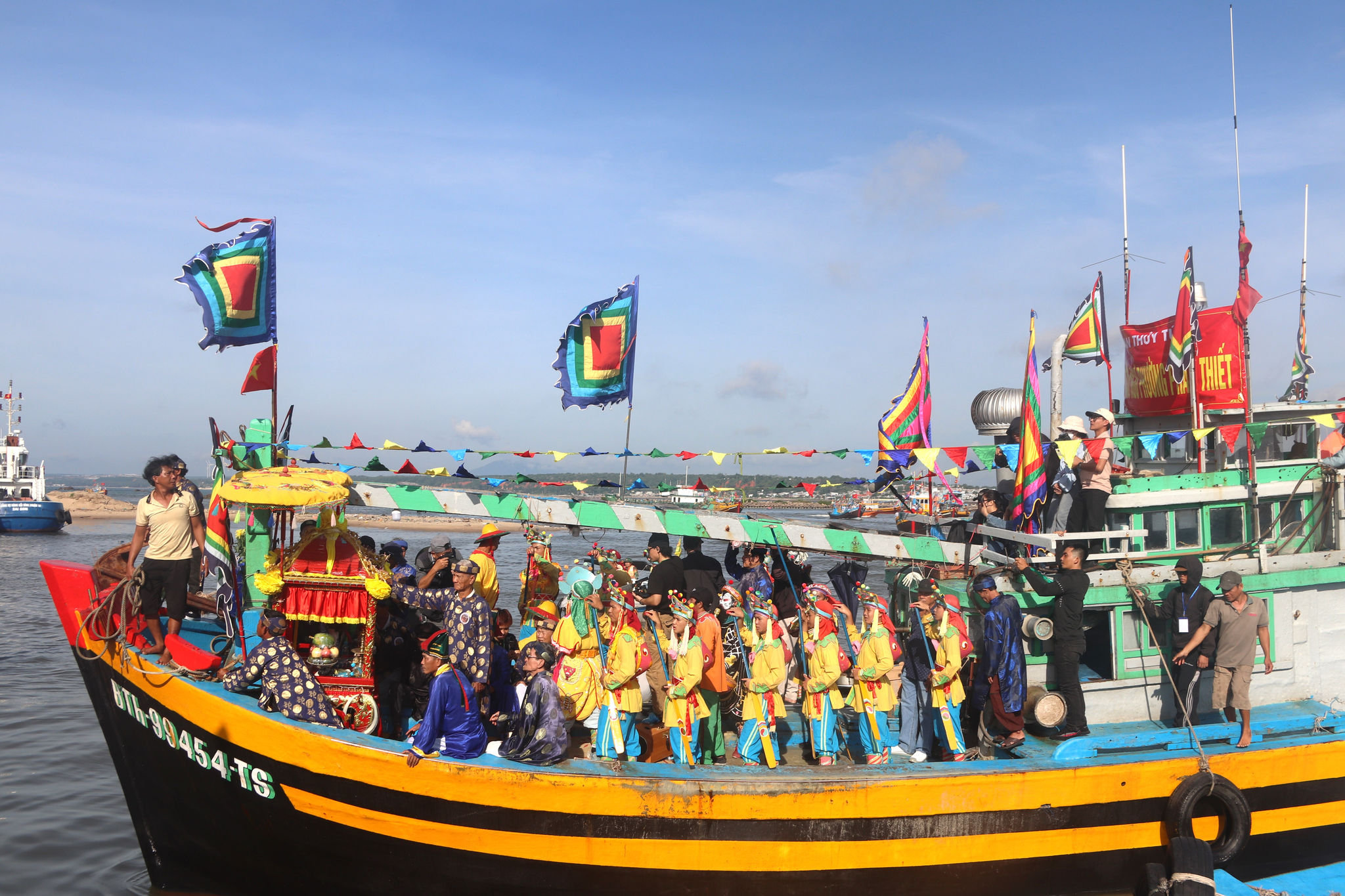 A Ba Trao rowing troupe joins a procession of boats heading out to sea to escort Ong Sanh (the Nam Hai deity) back to the fishing village