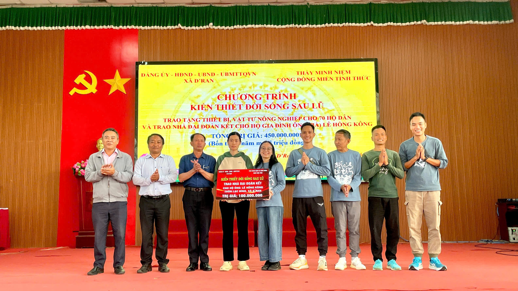 Thầy Minh Niệm và Cộng Đồng Miền Tỉnh Thức trao tặng quà cho người dân Đran tái thiết cuộc sống sau trận lũ năm 2025.
