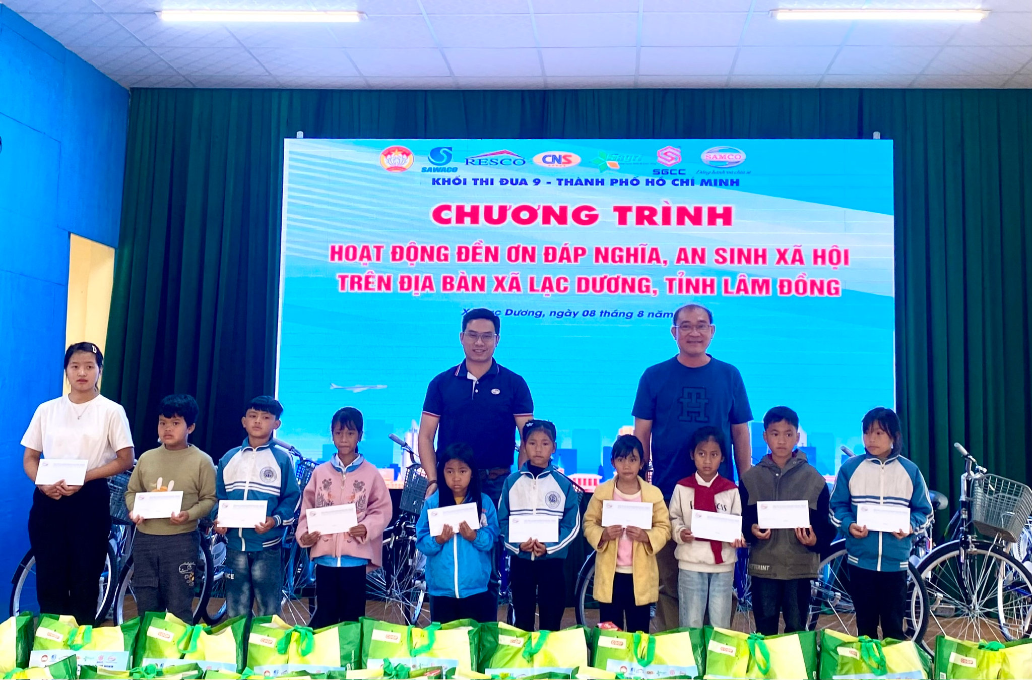 Trao học bổng cho học sinh nghèo vượt khó học tốt