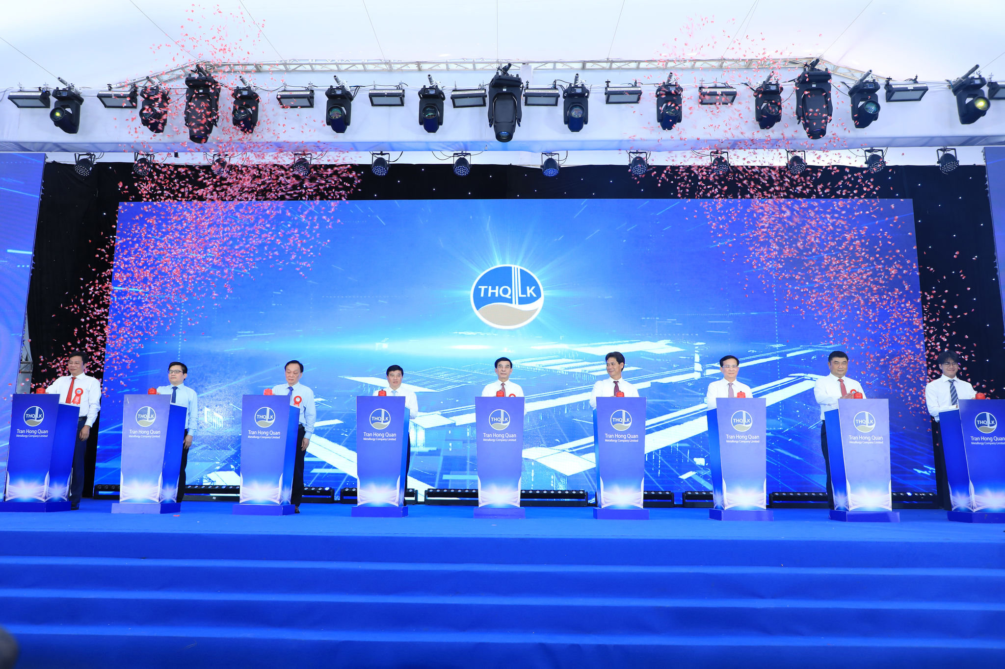 Các đại biểu thực hiện nghi thức công bố sản phẩm nhôm thỏi đầu tiên tại Việt Nam