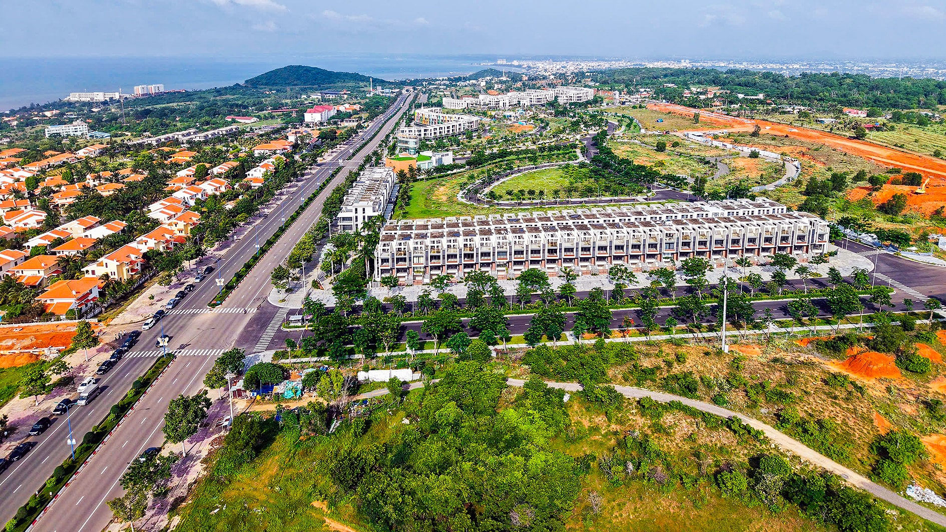Các dự án đô thị du lịch biển được đầu tư hai bên đường Võ Nguyên Giáp. Ản Ngọc Lân