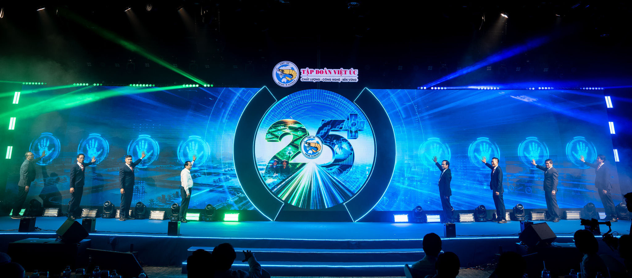 dai-dien-cac-lanh-dao-va-ban-giam-doc-cong-ty-kich-hoat-khai-mac-chuong-trinh-25-nam-sang-lap-viet-uc-1(1).jpg