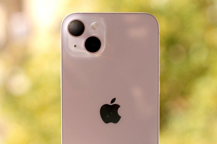 iPhone 14 Plus sở hữu màn hình rộng rãi và thiết kế viền nhôm