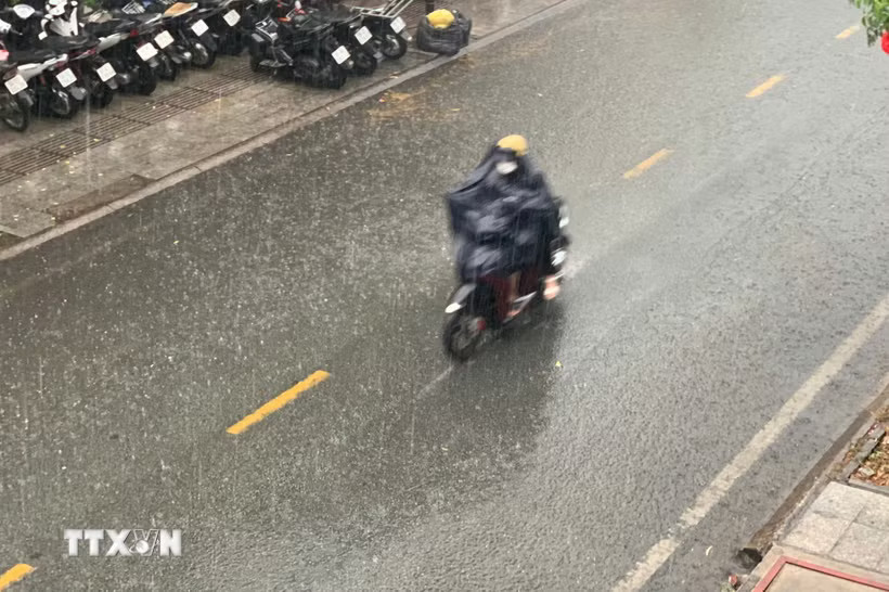 Thành phố Hà Nội ngày nắng nóng, chiều tối và đêm có mưa rào và dông vài nơi, trong mưa dông có khả năng xảy ra lốc, sét, mưa đá và gió giật mạnh. (Ảnh: Hồng Đạt /TTXVN)