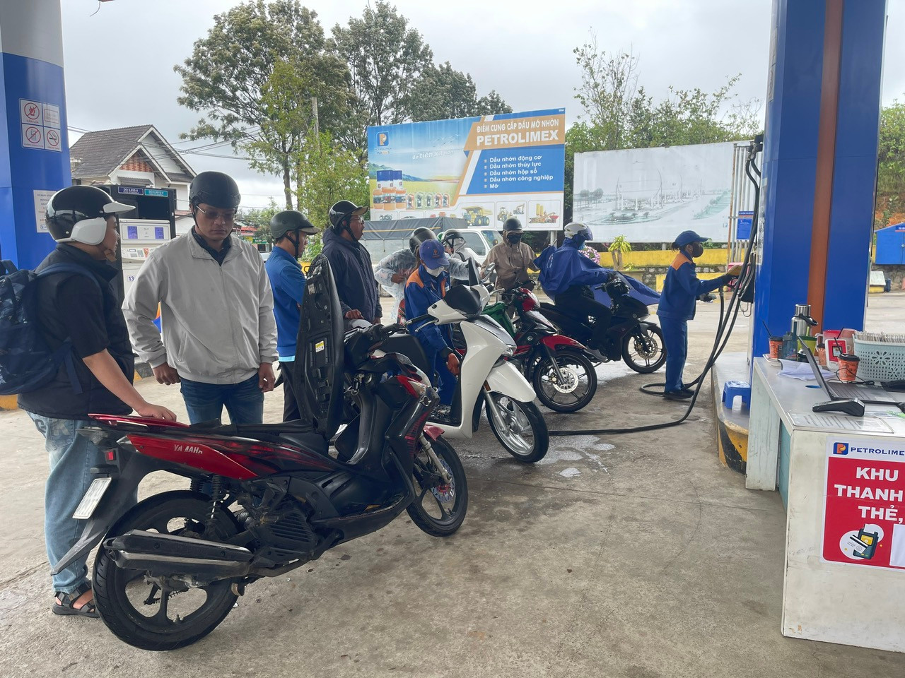 Người dân thích với E10.