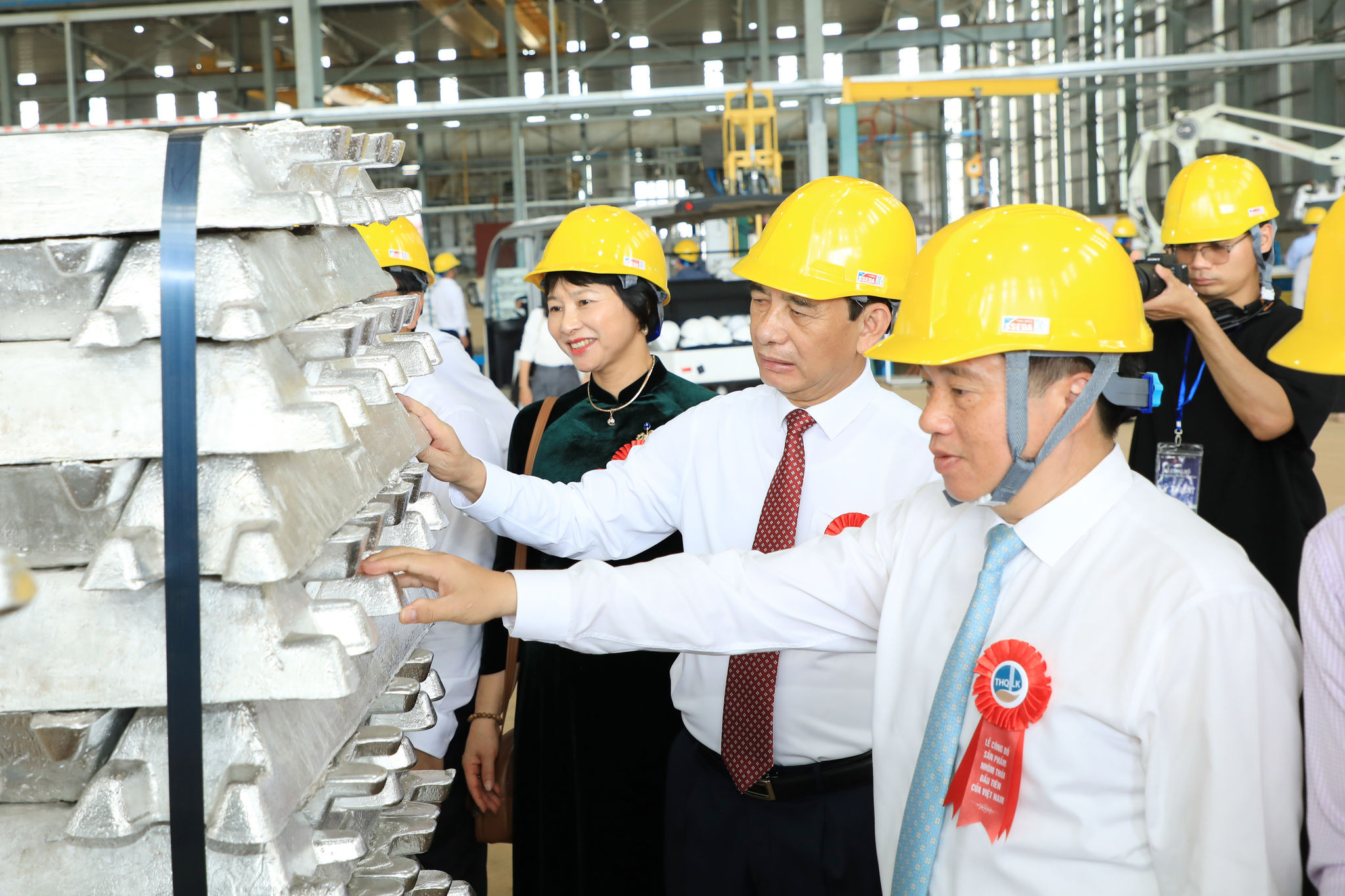 Phó Thủ tướng Chính phủ, Bộ trưởng Bộ Quốc phòng Phan Văn Giang và lãnh đạo tỉnh Lâm Đồng tham quan xưởng đúc nhôm